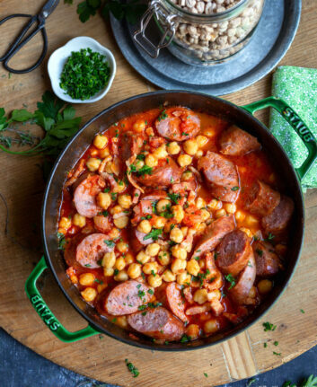 Cocotte de pois chiche, tomates et saucisses de Montbéliard