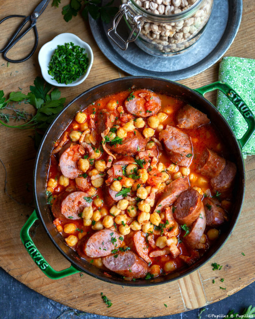 Cocotte de pois chiche, tomates et saucisses de Montbéliard