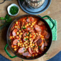 Cocotte de pois chiche, tomates et saucisses de Montbéliard