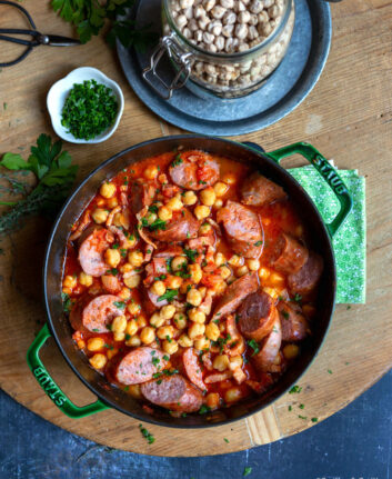 Cocotte de pois chiche, tomates et saucisses de Montbéliard