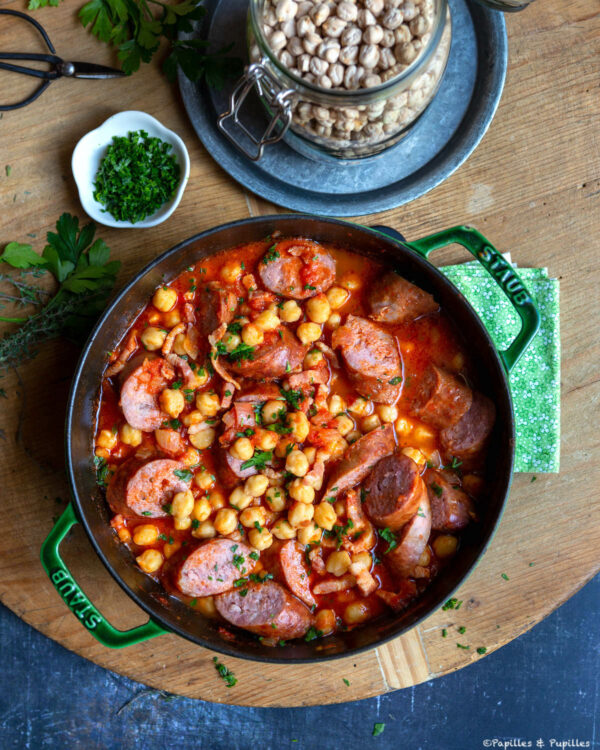 Cocotte de pois chiche, tomates et saucisses de Montbéliard