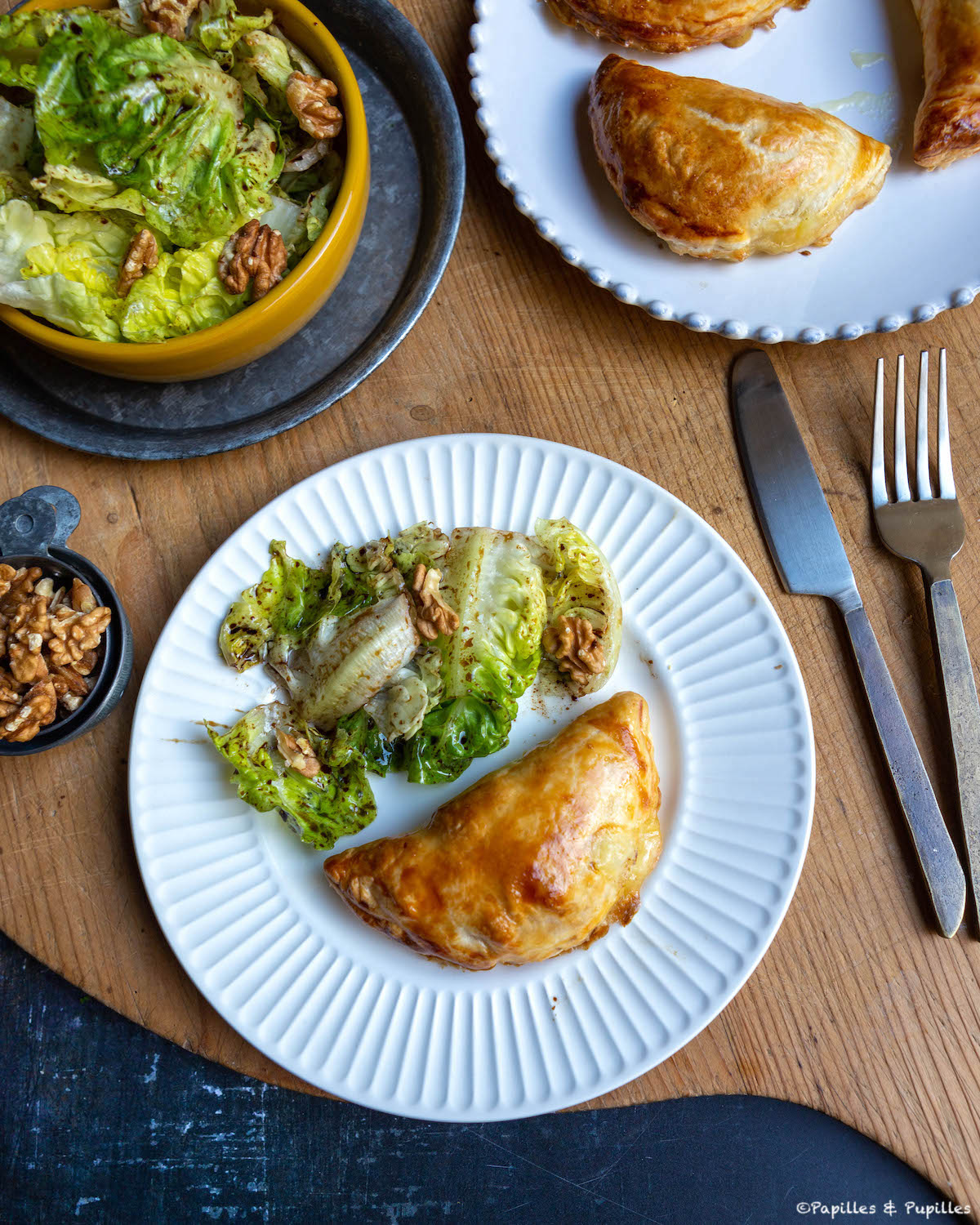 Feuilleté Marcelline doré, servi chaud avec salade aux noix