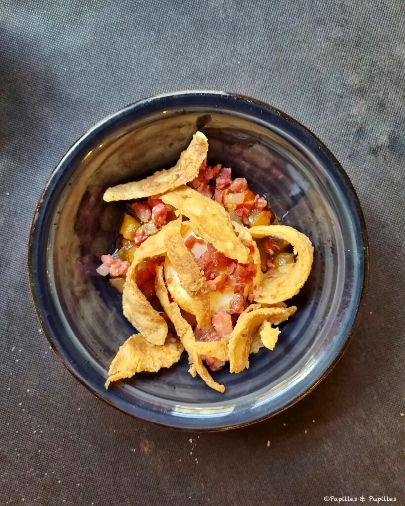 Oeuf parfait, ratatouille, dés de jambon croustillant et chips
