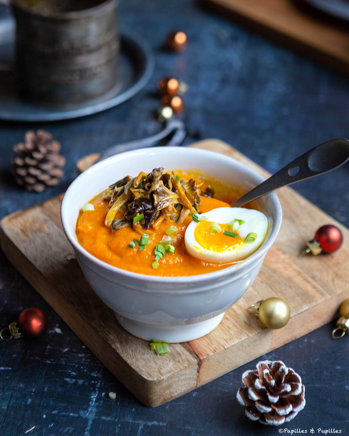 Velouté crémeux de potimarron, chanterelles et œufs mollets