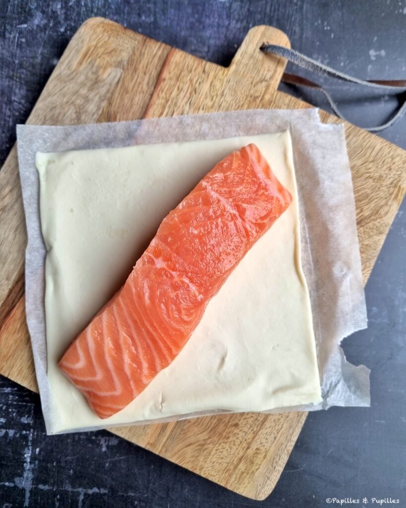 Mettez le saumon dans la pâte