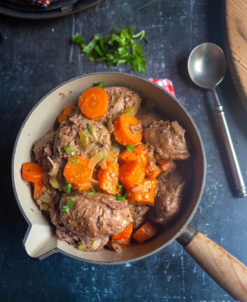 Joues de porc à la moutarde, à la bière et aux carottes