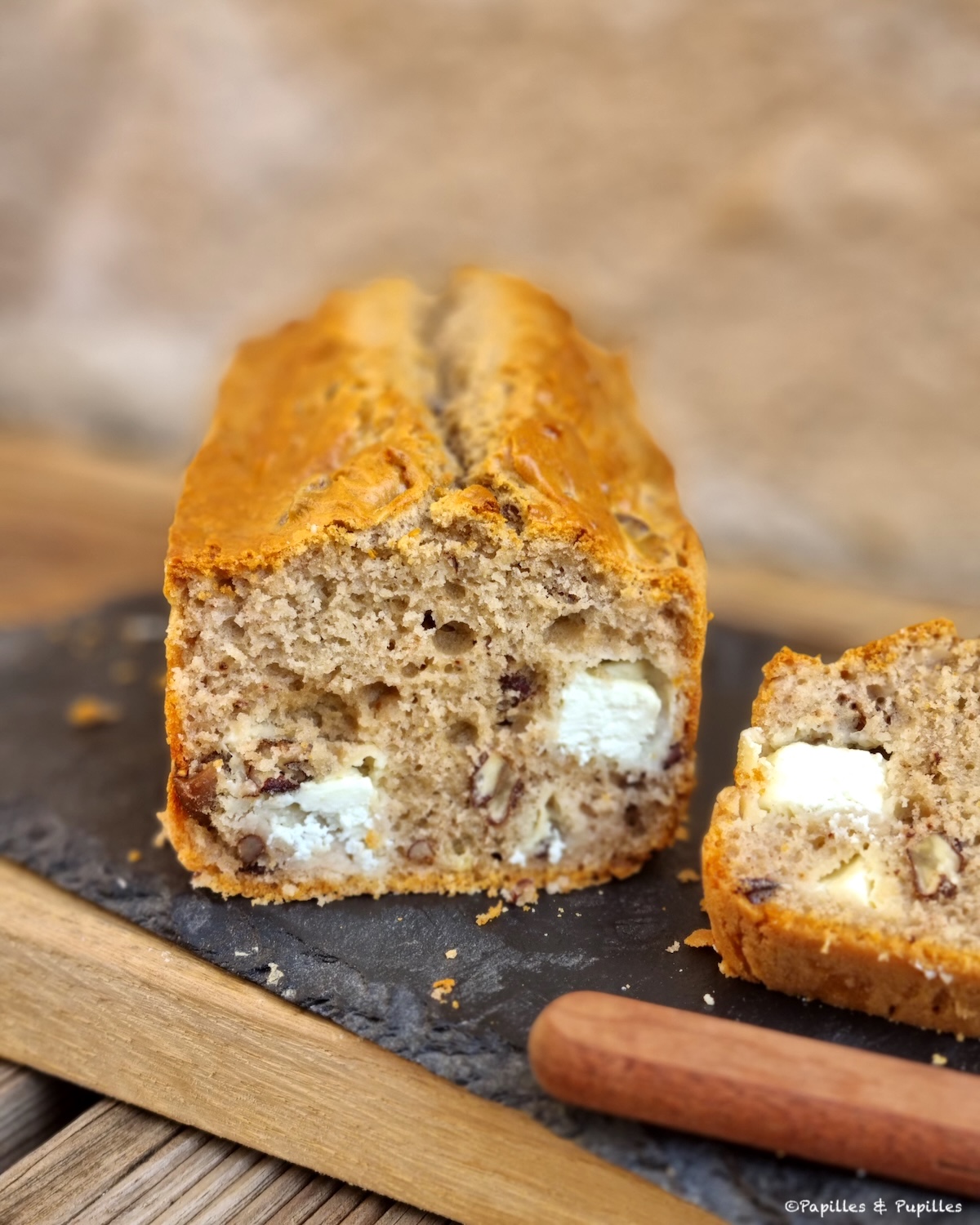 Cake salé au chèvre et noix de pécan - Papilles & Pupilles