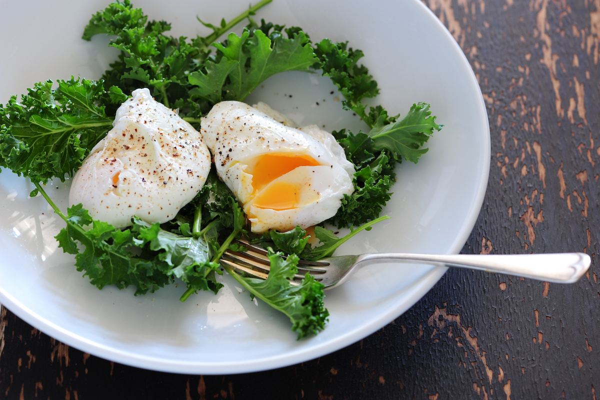 Œufs pochés maison au jaune coulant servis à l’assiette