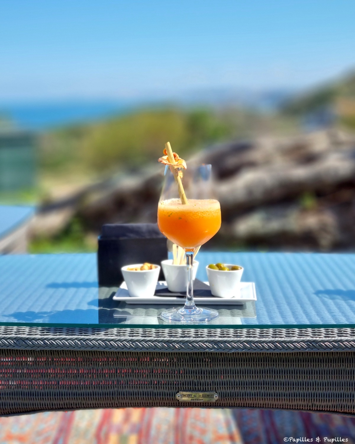 Mocktail servi sur la terrasse de La Réserve à Saint-Jean-de-Luz