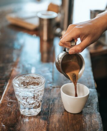 Café Chypre ©Nathan Dumlao Unsplash