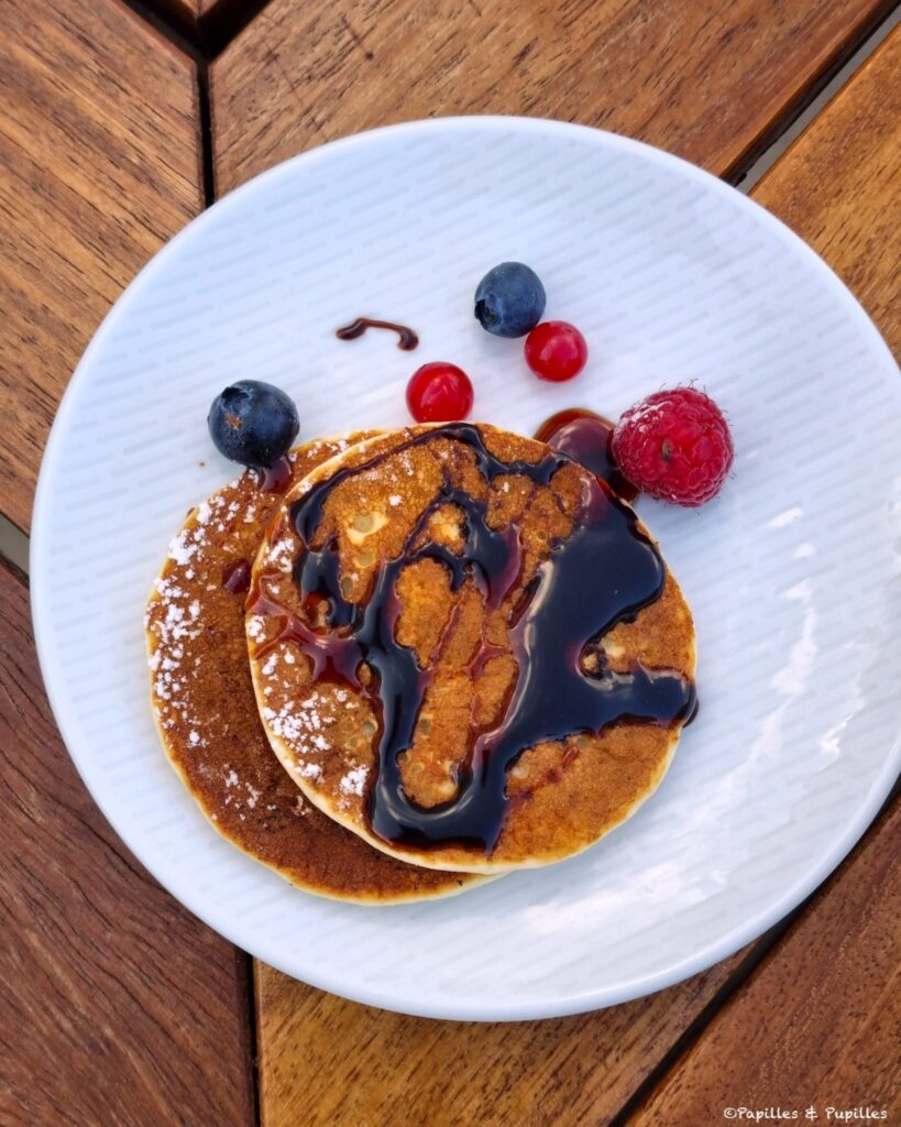 Pancake et sirop de caroube
