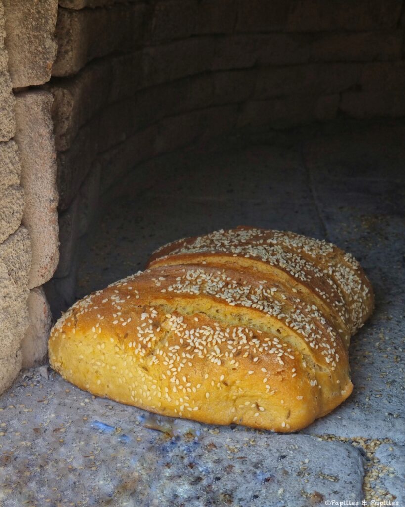 Pain dans le four à bois
