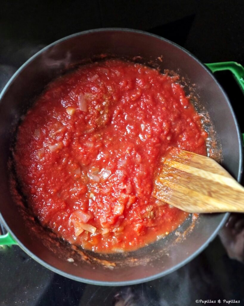 Versez les tomates concassées