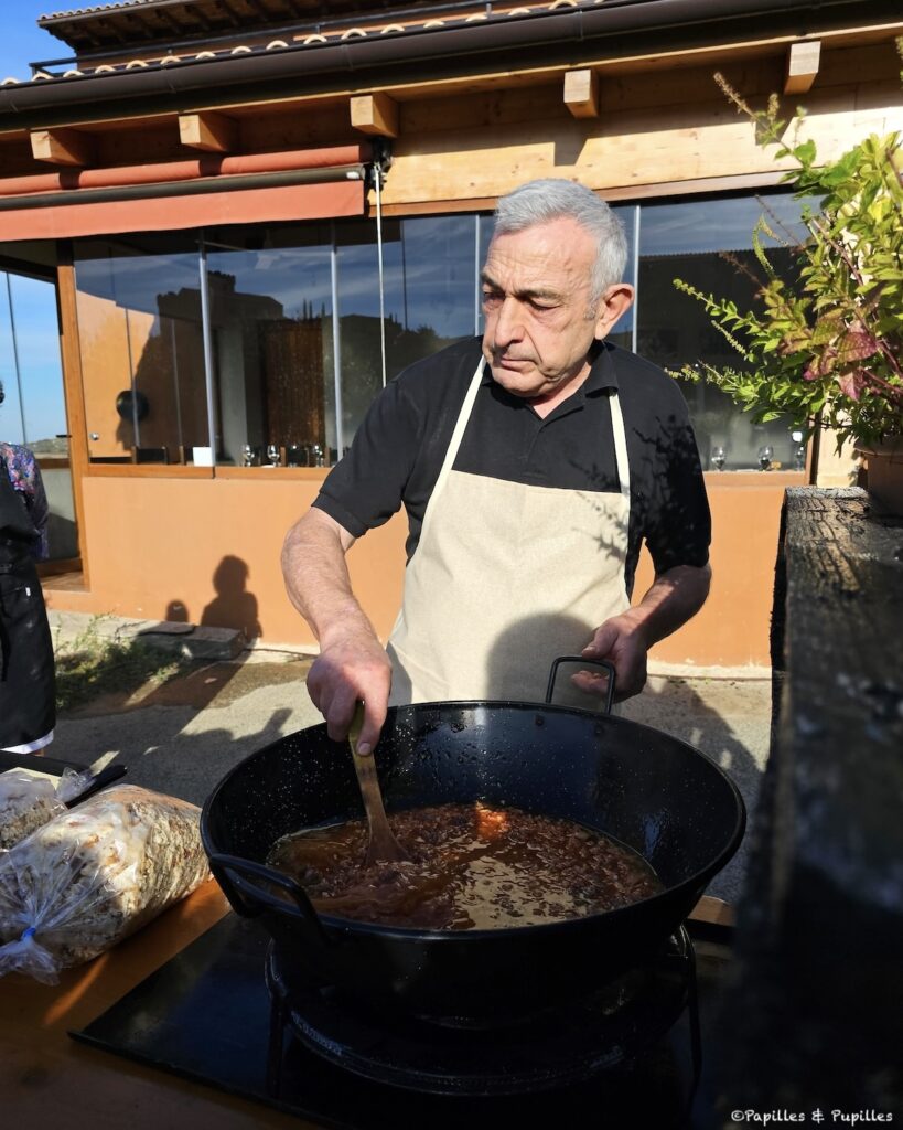 Versez le coulis de tomates