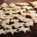 Biscuits de Noël sur grille ©Strawbryb CC BY-NC-ND 2.0
