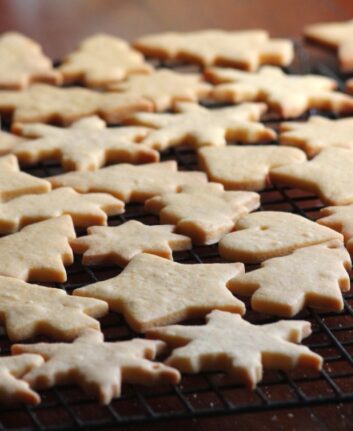 Biscuits de Noël sur grille ©Strawbryb CC BY-NC-ND 2.0