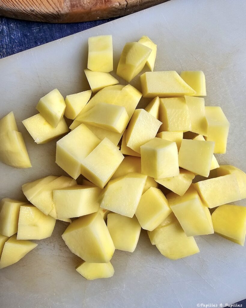 Coupez les pommes de terre en cubes