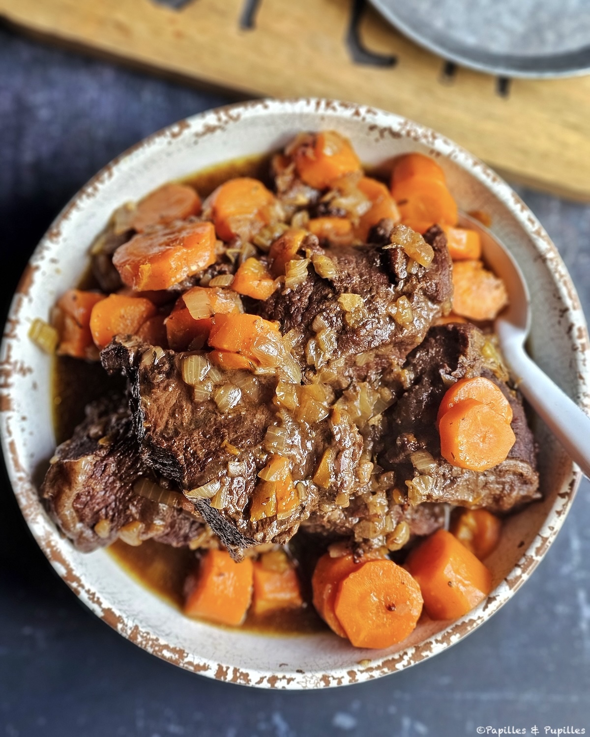 Joues de boeuf à la bière, longuement mijotées en cocotte, servies bien chaudes