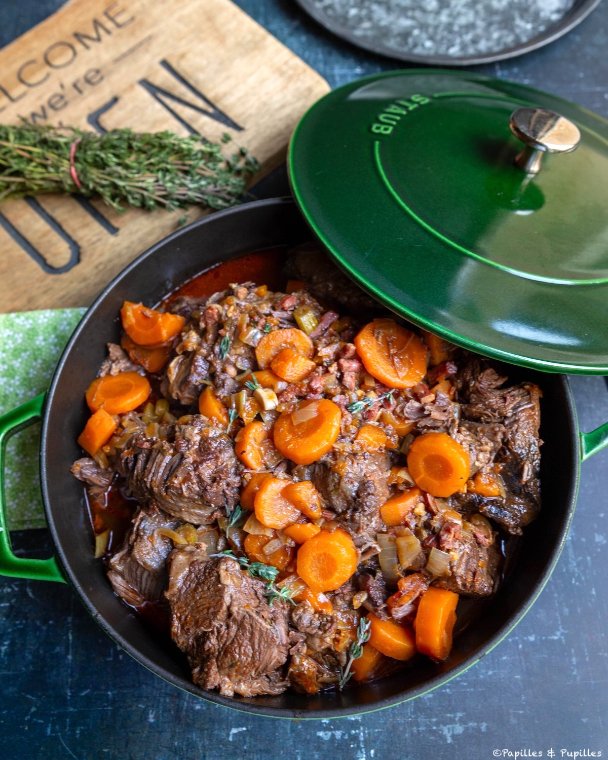 Joues de bœuf mijotées aux carottes, orange et vin rouge