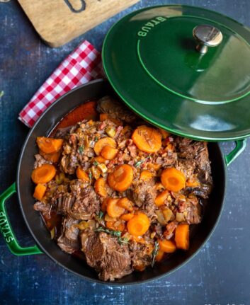 Joues de bœuf mijotées aux carottes, orange et vin rouge