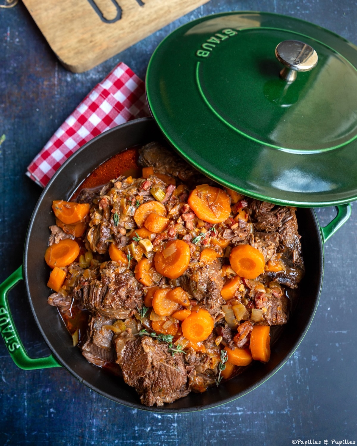 Joues de bœuf mijotées aux carottes, orange et vin rouge