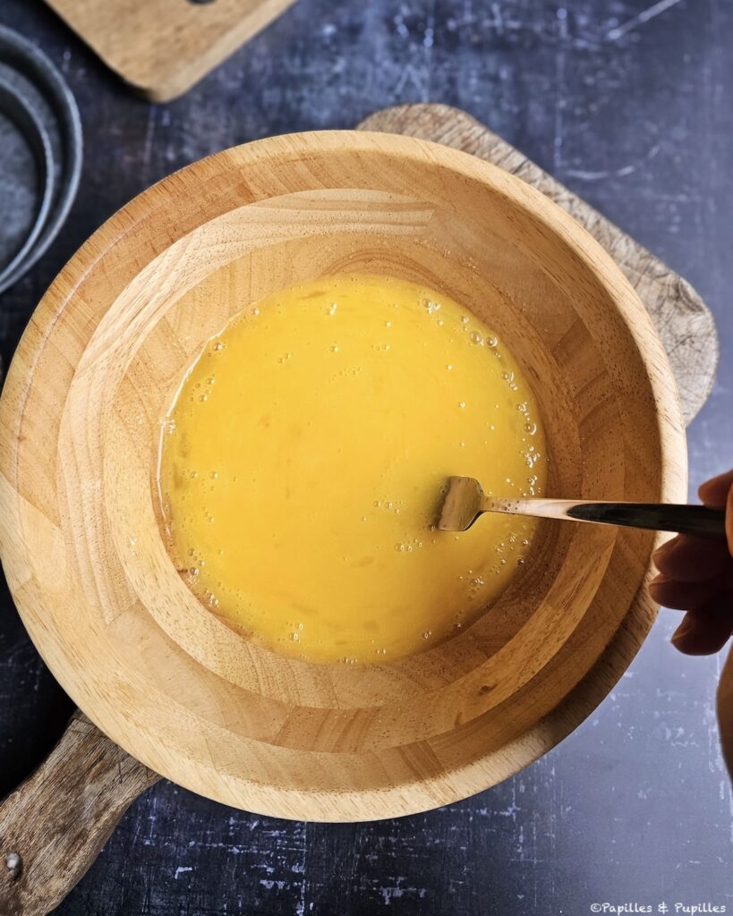 Mélangez oeufs et sucre