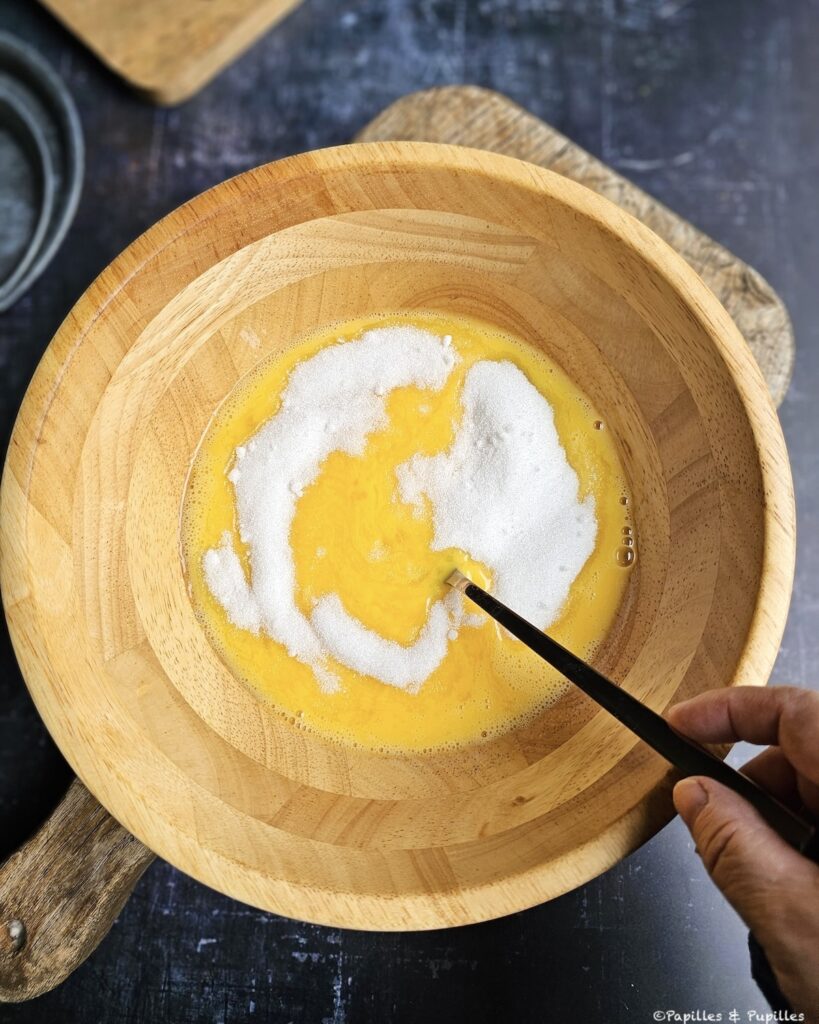 Mélangez oeufs et sucre