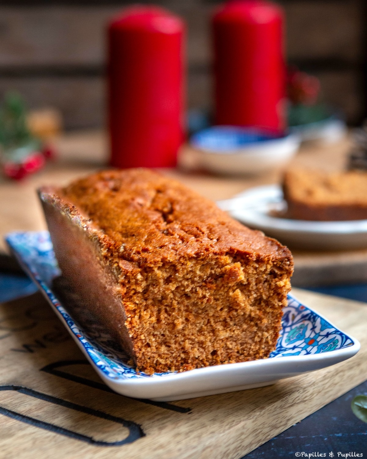 Pain d’épices maison dans son plat bleu, texture moelleuse