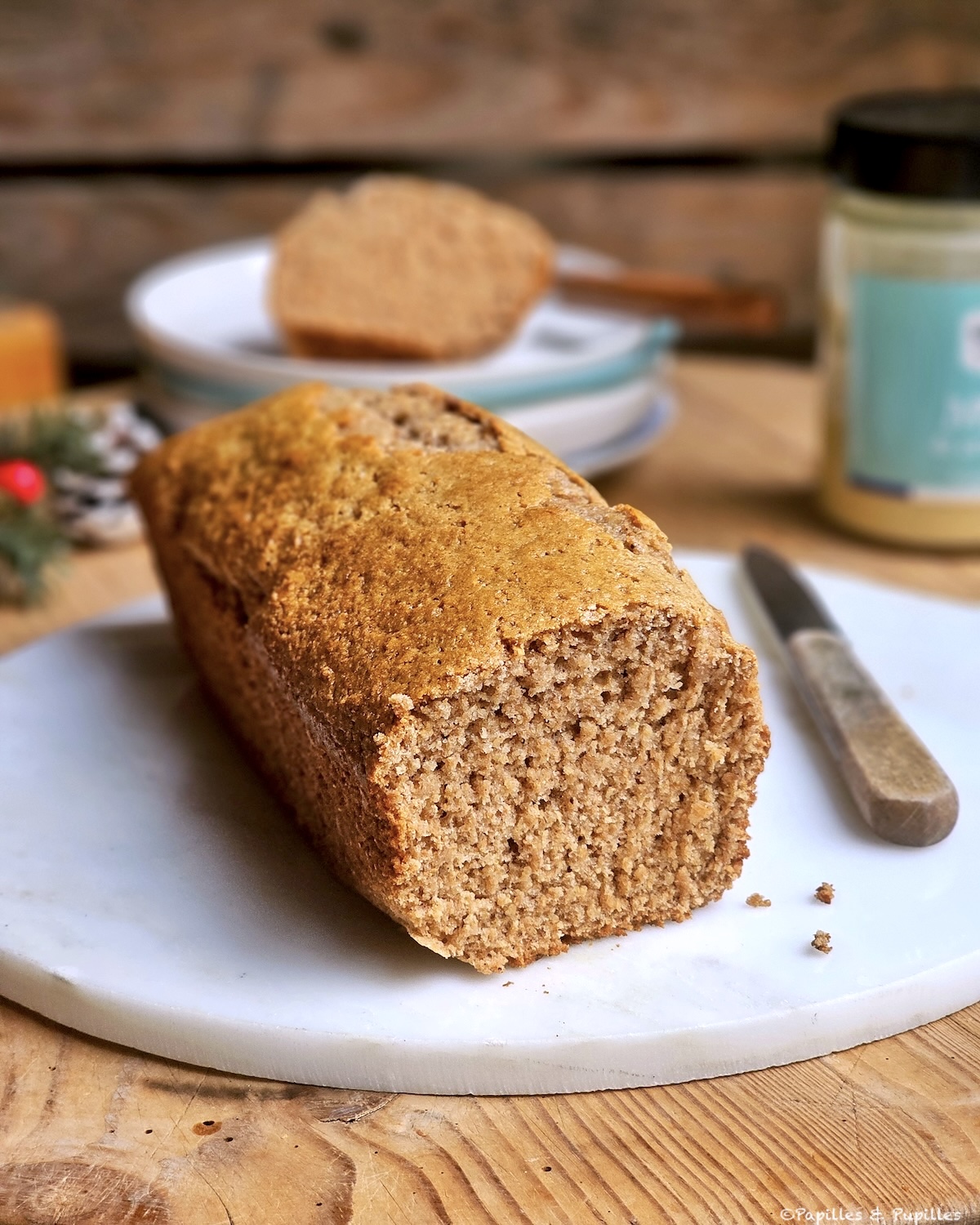 Pain d’épices au seigle, tranché sur une planche, texture rustique