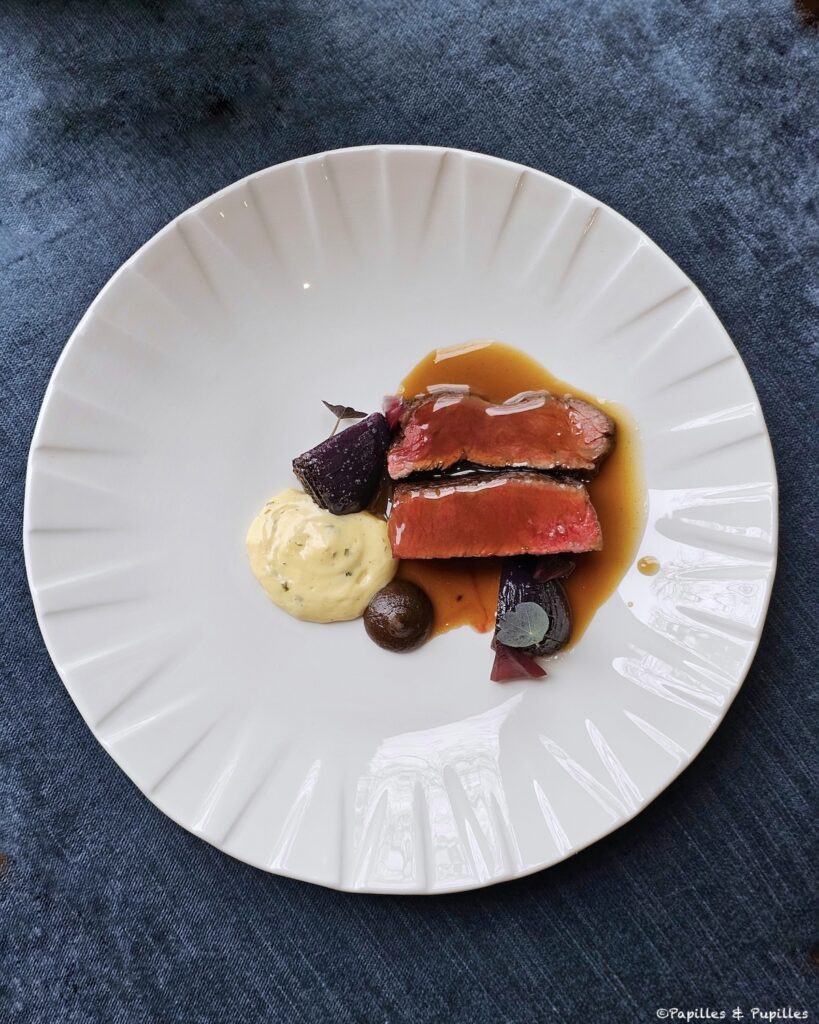 Côte de boeuf laitière, alliacées au BBQ, ail noir et béarnaise