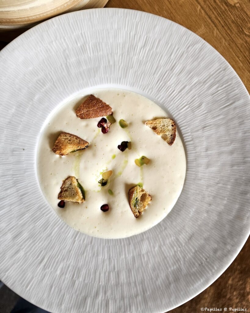 Mousse de fromage affiné, croûtes de pain