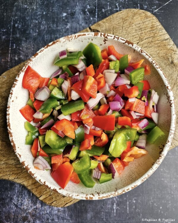 Poivrons et oignons coupés