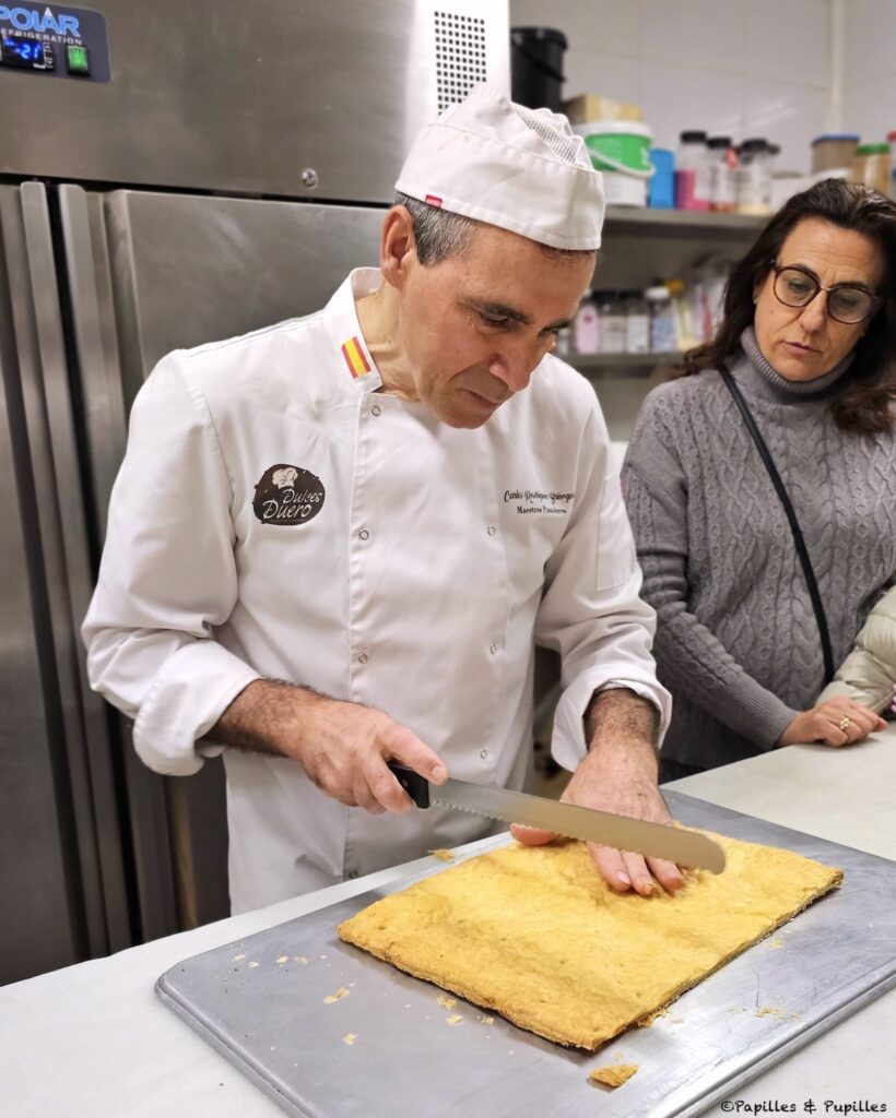 Coupez 2 morceaux d'environ 20 x 10 cm