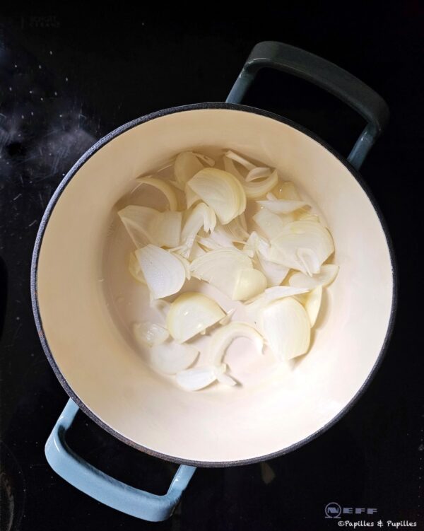 Ajoutez les lamelles d'oignon