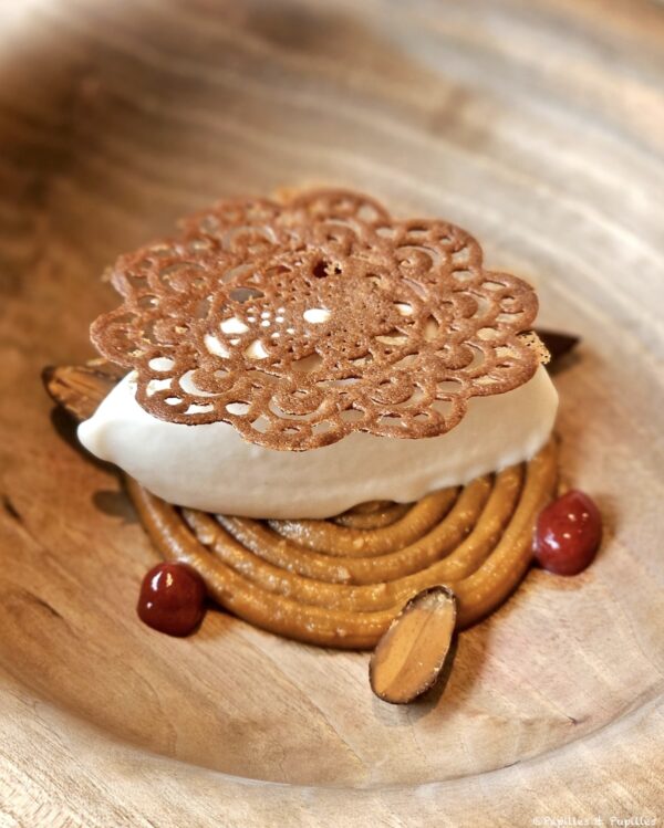 Glace à la châtaigne, prune rouge et chocolat blanc fermenté