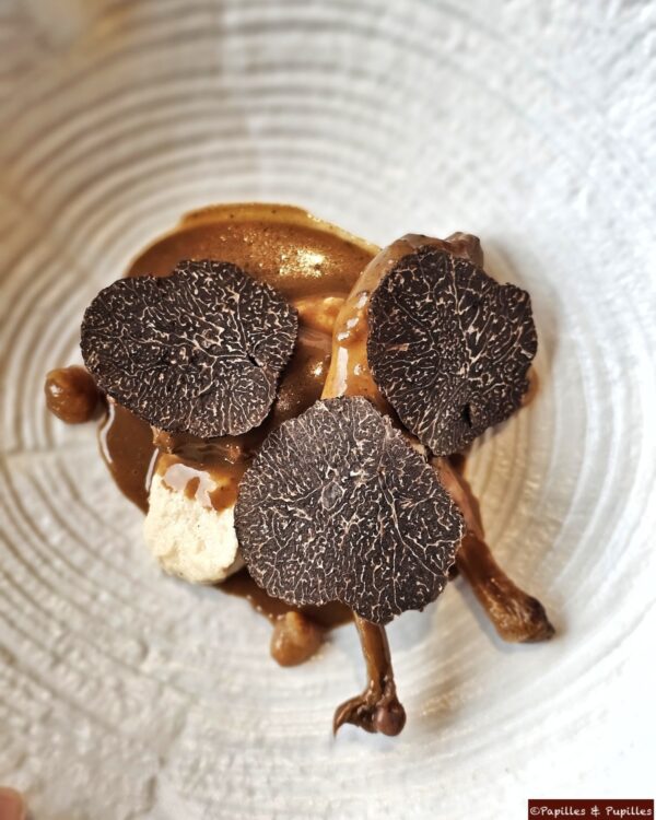 Cuisse de caille rôtie, sauce Périgourdine et truffe noire