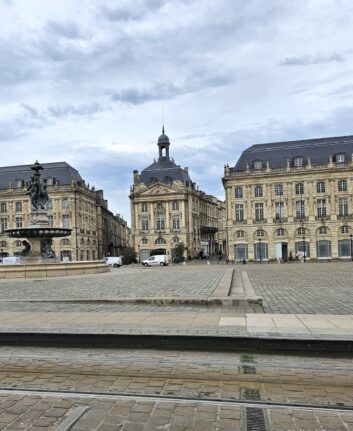 Place de la Bourse, Bordeaux - Avant la pluie