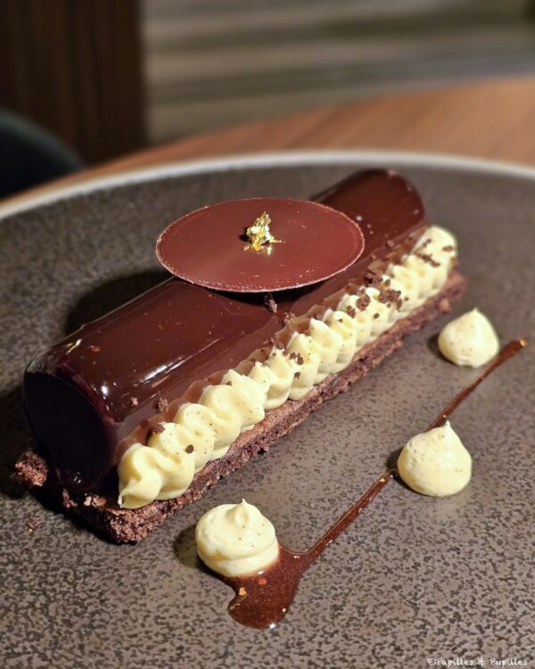 Entremet Chocolat Valrhona 70% cœur vanille Madagascar, truffe chocolat, biscuit Capucine