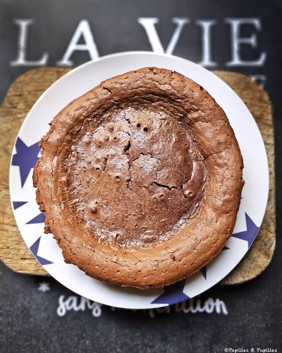 Fondant au chocolat au lait concentré sucré, démoulé, à la texture fondante