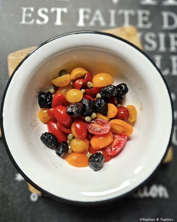 Mélange tomate olives câpres