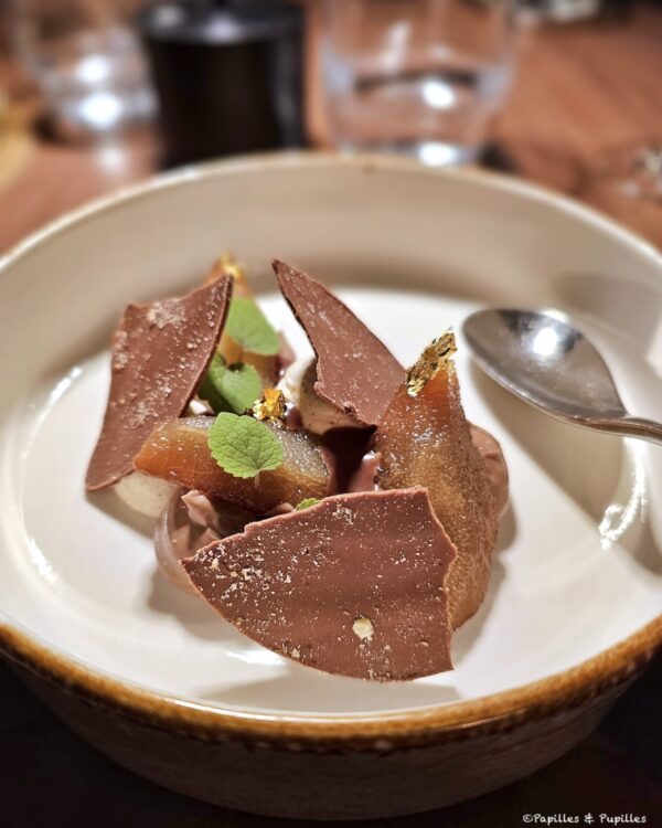 Poire pochée au thé Earl Grey, ganache Jivara, jus de cuisson réduit