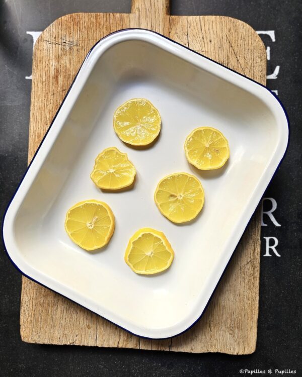 Mettez les rondelles de citron dans le plat