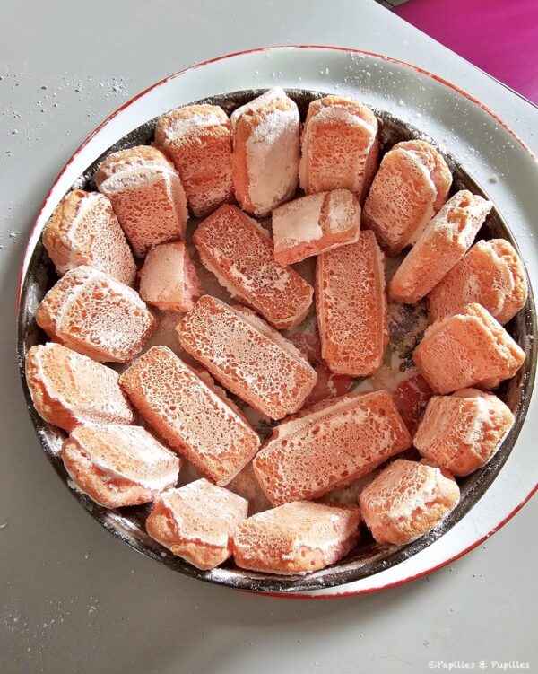 Tapissez de biscuits roses