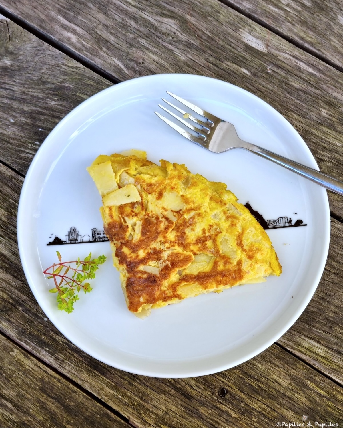 Tortilla de patatas espagnole servie chaude, texture fondante