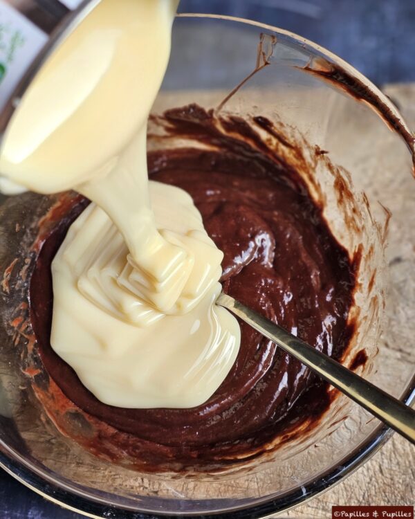 Versez le lait concentré sucré