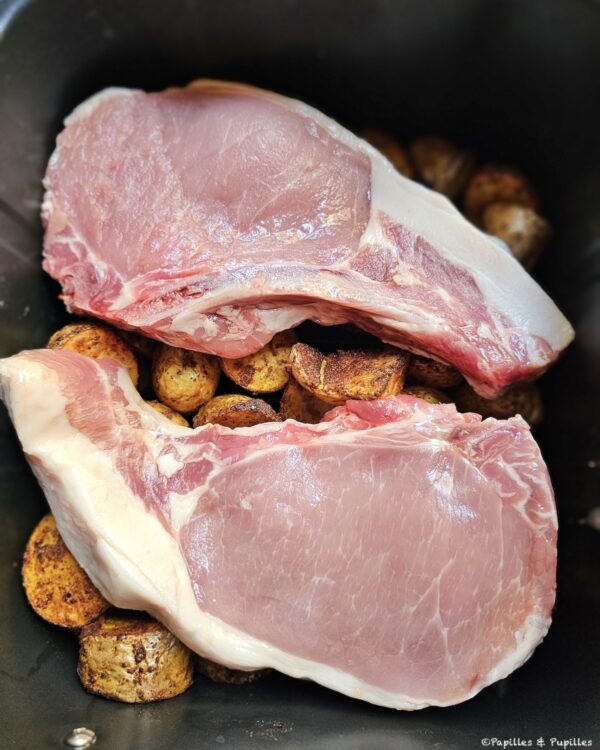 Ajoutez les côtes de porc