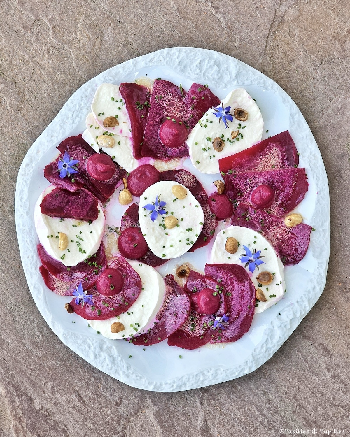 Carpaccio de betterave et mozzarella avec vinaigrette au yuzu