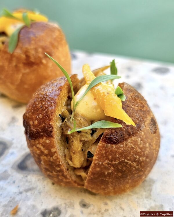 Brioche maison, effiloché de poulette jaune