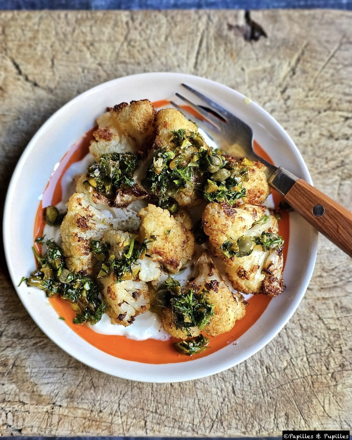 Chou-fleur rôti au four, condiment aux câpres, yaourt 