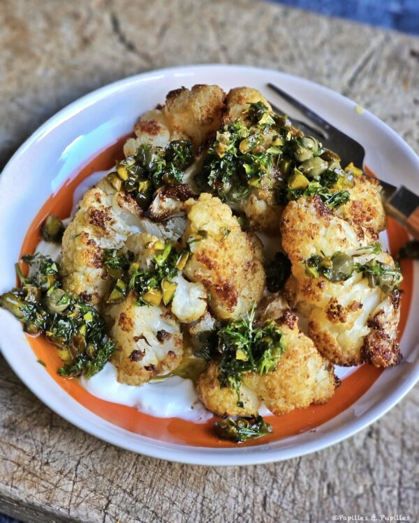 Chou-fleur rôti au four, condiment aux câpres, yaourt